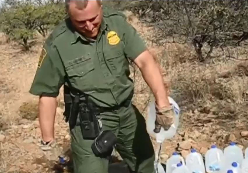 Entre marzo del 2012 y diciembre del 2015, No Más Muertes distribuyó más de 120 mil litros de agua, pero por lo menos 13 mil 400 litros fueron destrui