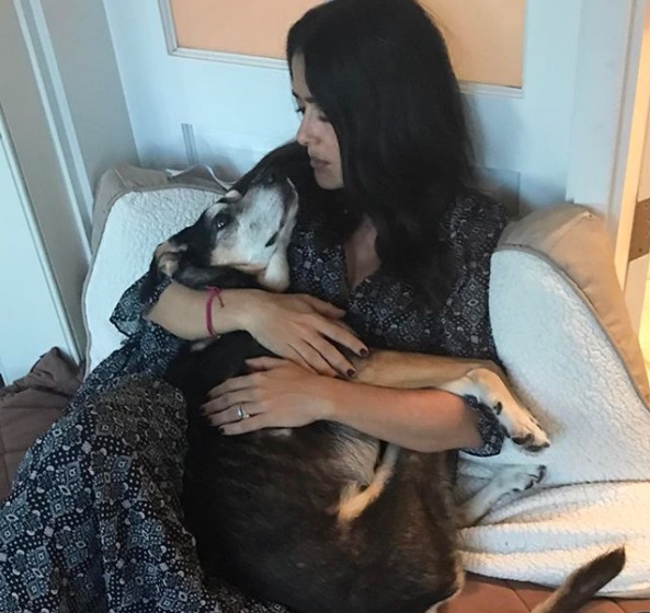 Salma Hayek agradece apoyo tras muerte de su perrita.