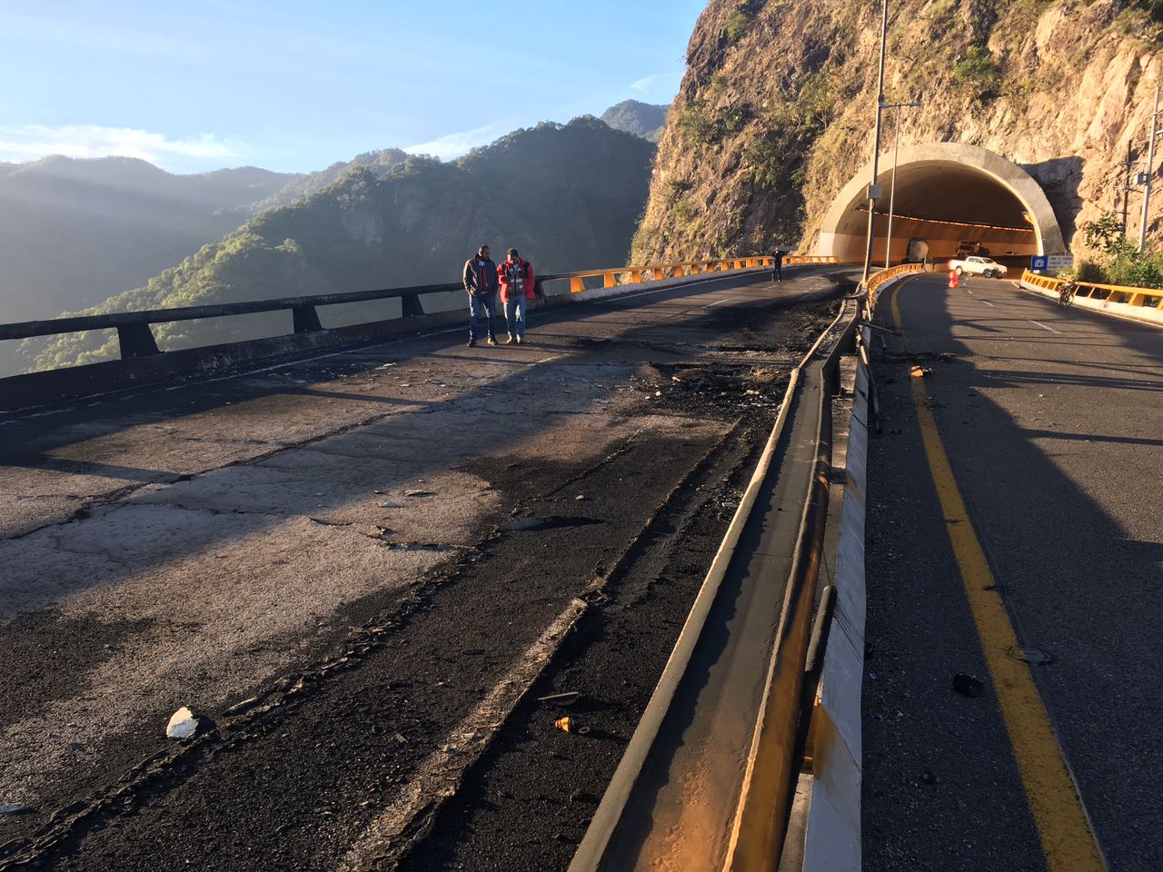 El pasado viernes 12 de enero una pipa con gasolina se incendió causando daños a la estructura.