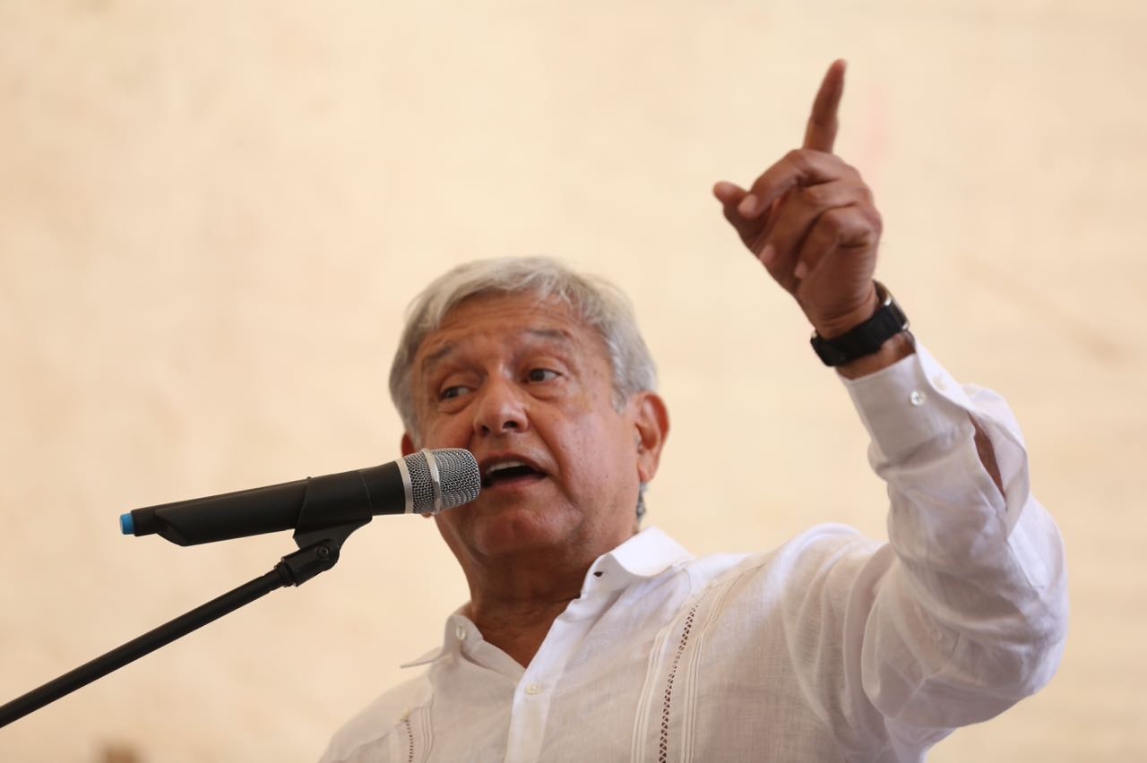 El aspirante presidencial único de Morena, PT y PES consideró que Ricardo Anaya puede ser el “plan b” de la mafia del poder.
