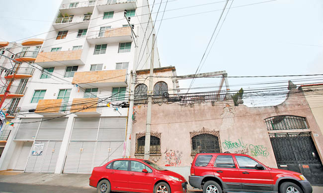 La construcción irregular y la edificación con valor artístico, ubicadas en la delegación Benito Juárez. 