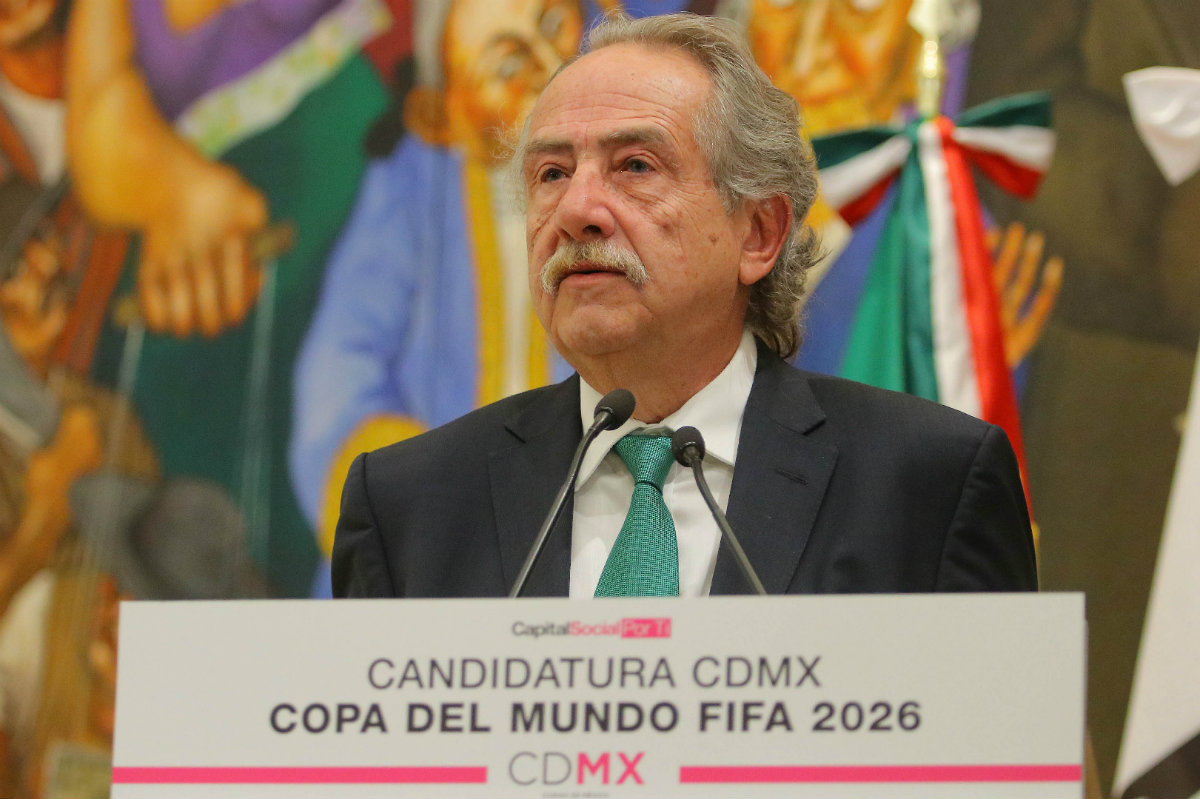 Decio de María, en la entrega de documentos de la CdMX para ser sede del Mundial 2026