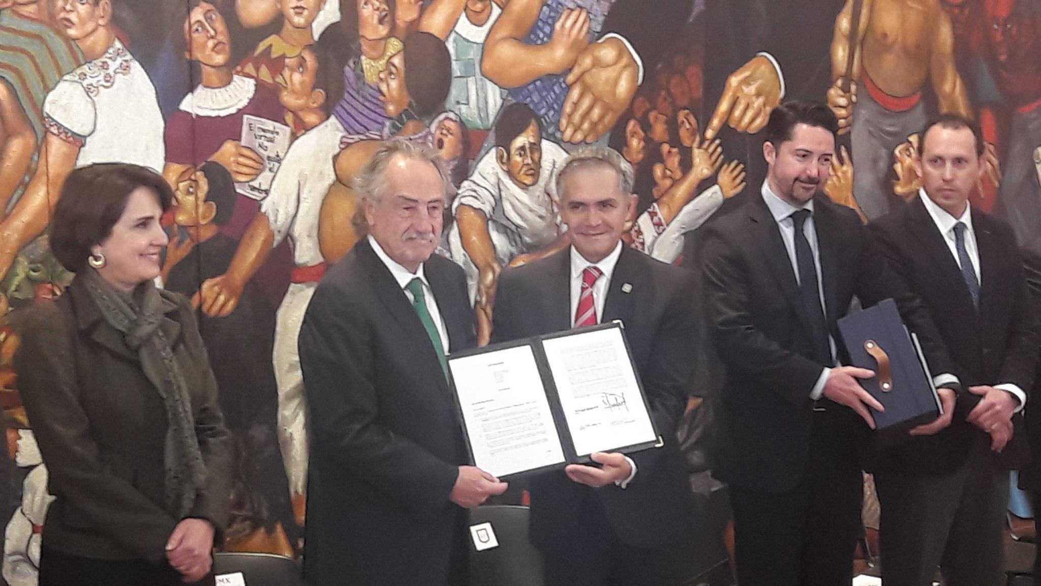 Decio de María y Miguel Ángel Mancera presentan los documentos para que la CdMx sea sede del Mundial 2026