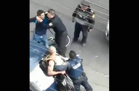 El joven captaba la detención a pocos metros cuando un uniformado lo sometió.