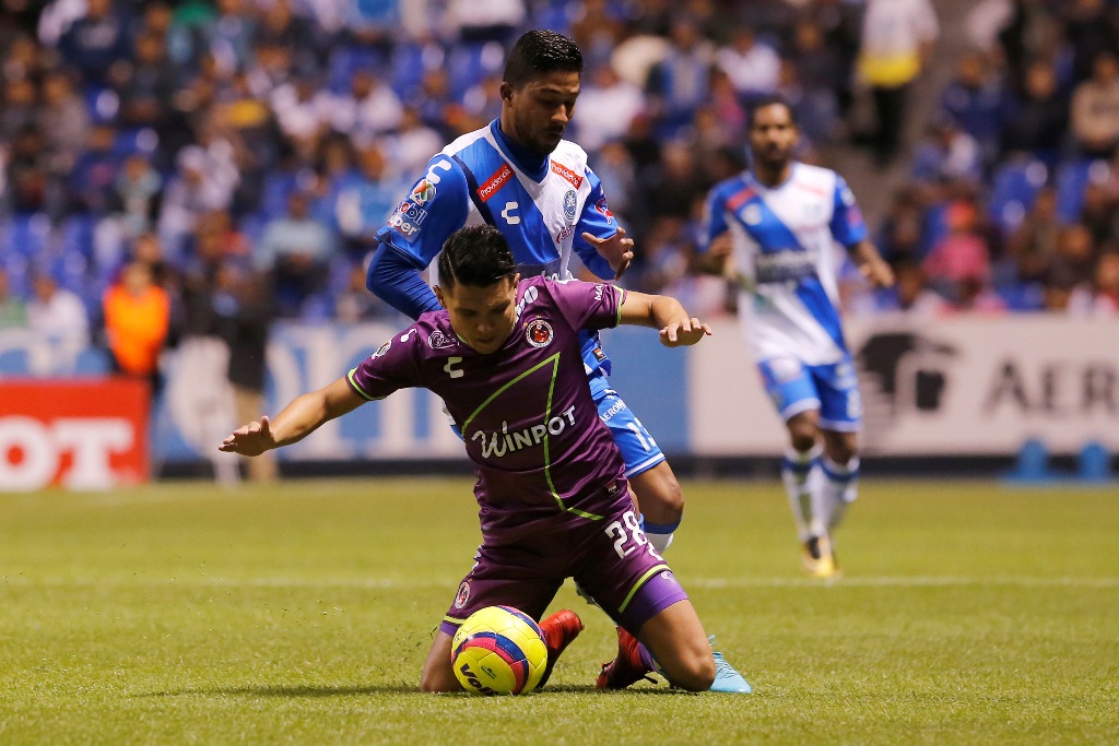 Jugadores de Veracruz y Puebla en disputa por el balón 