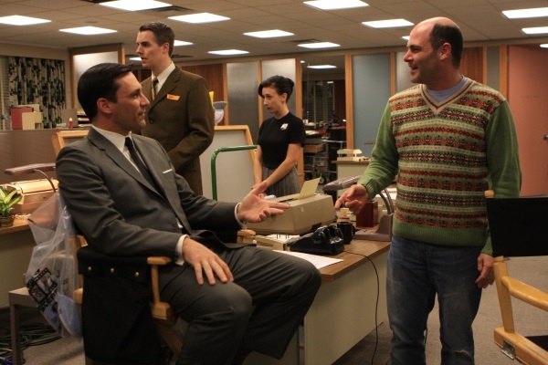 Matthew Weiner (derecha) hablando con Jon Hamm en el set de 'Mad Men'