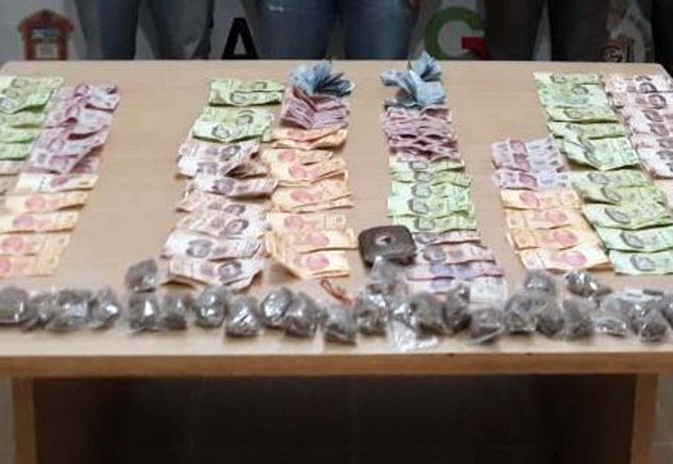 Los agentes aseguraron seis celulares, 90 mil pesos, droga y dos vehículos.