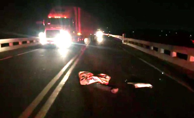 El cuerpo del atropellado permaneció en la carpeta asfáltica.