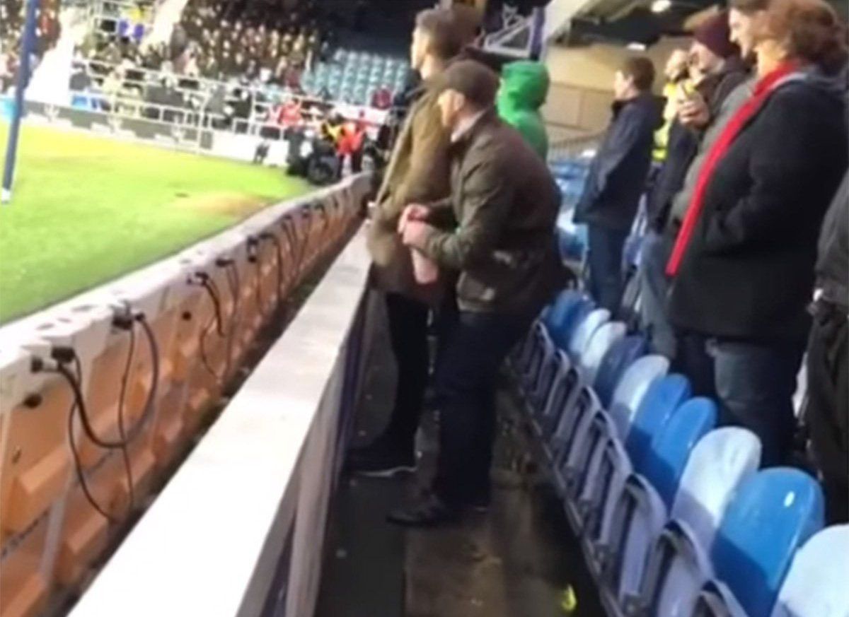Un aficionado fue arrestado tras aventar una botella con orina a la cancha