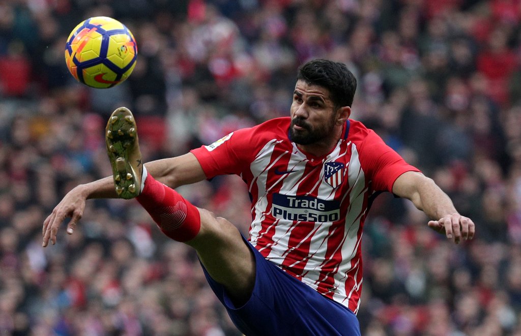 Diego Costa controla un balón
