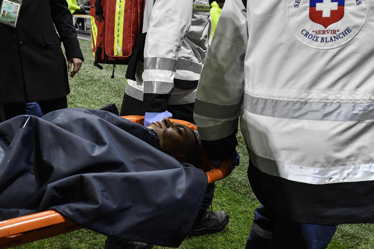 Kylian Mbappé tuvo que ser retirado en camilla