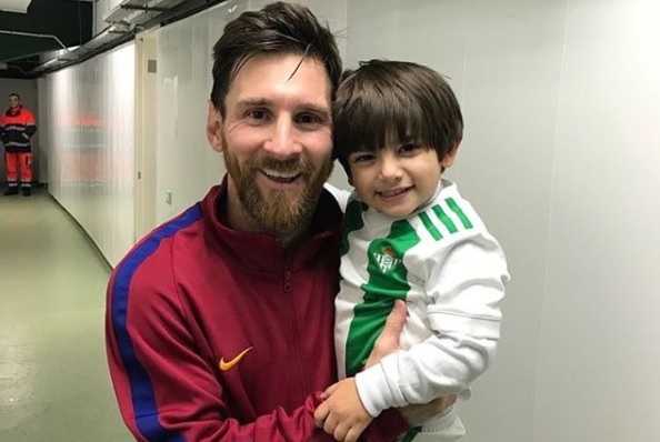 Lionel Messi con el hijo de Andrés Guardado 