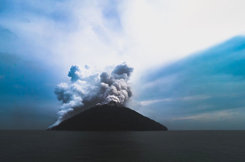  Los vuelos en el área han sido cancelados debido al riesgo que representan las cenizas y se advirtió a los barcos que no se acerquen a la isla.