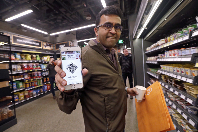 El empleado de Amazon Krishna Iyer muestra una aplicación de Amazon Go mientras compra en la tienda en Seattle. AP/Elaine Thompson