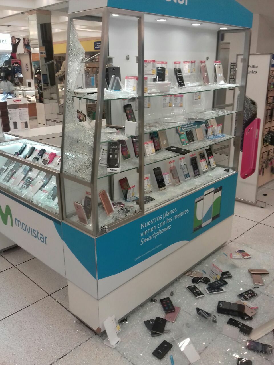 Los asaltantes rompieron las vitrinas donde se mostraban los celulares.