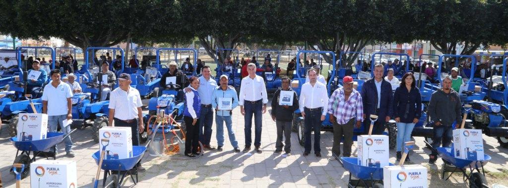 El mandatario estatal, Antonio Gali, entregó apoyos para el campo, además de realizar actividades en beneficio del municipio de Tochtepec.