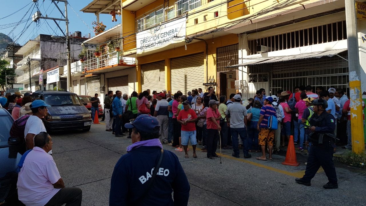 Los manifestantes cerraron las calles cercanas a la sede de la sección XIX del Sindicato Nacional de Trabajadores de la Educación.