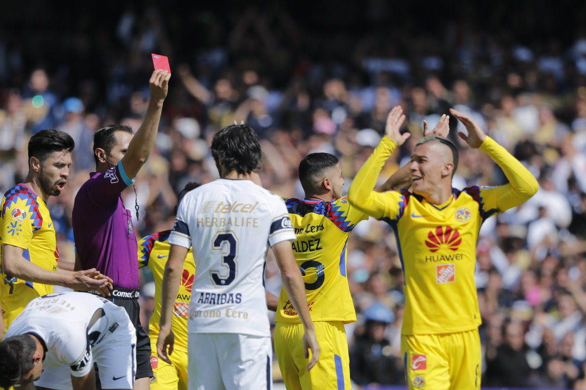Mateus Uribe es expulsado en el partido Pumas vs. América