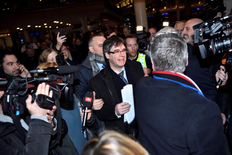 Puigdemont llegó al aeropuerto de Copenhague donde de inmediato fue asediado por la prensa.