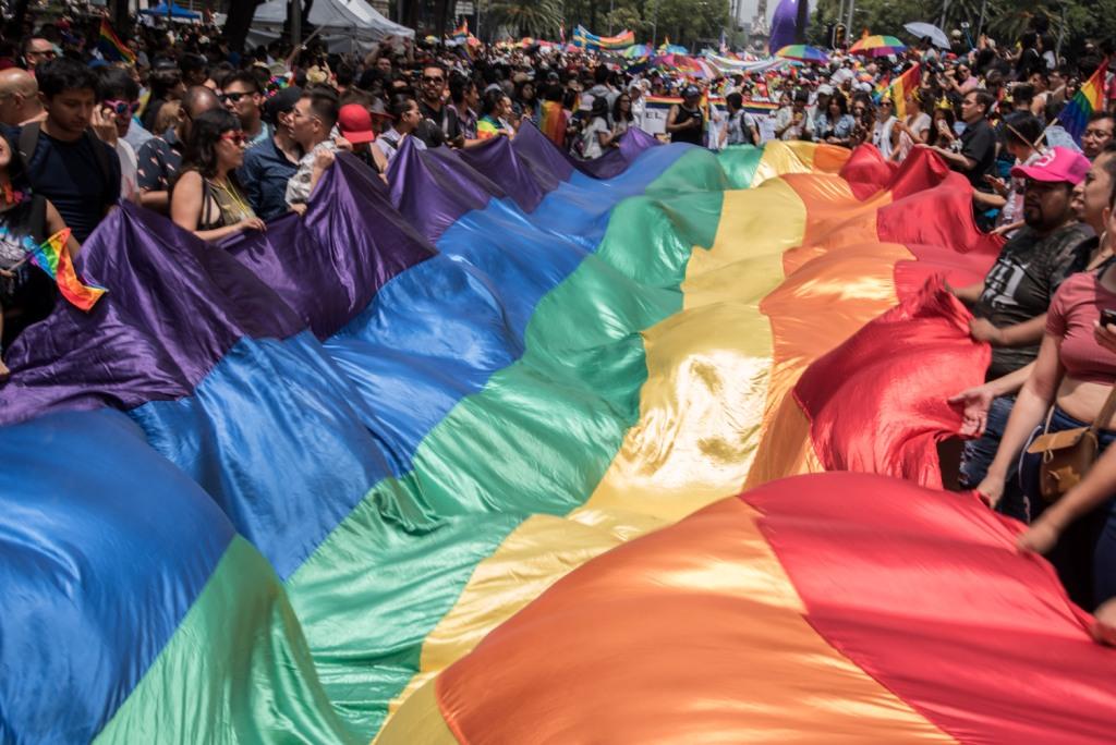 Una bandera multicolor se despliega  durante la marcha del Orgullo Gay que avanzó del Ángel de la Independencia al Zócalo. 