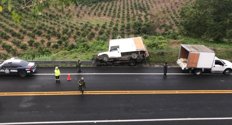 La camioneta volcó en el kilómetro 188 de la carretera Poza Rica-Veracruz