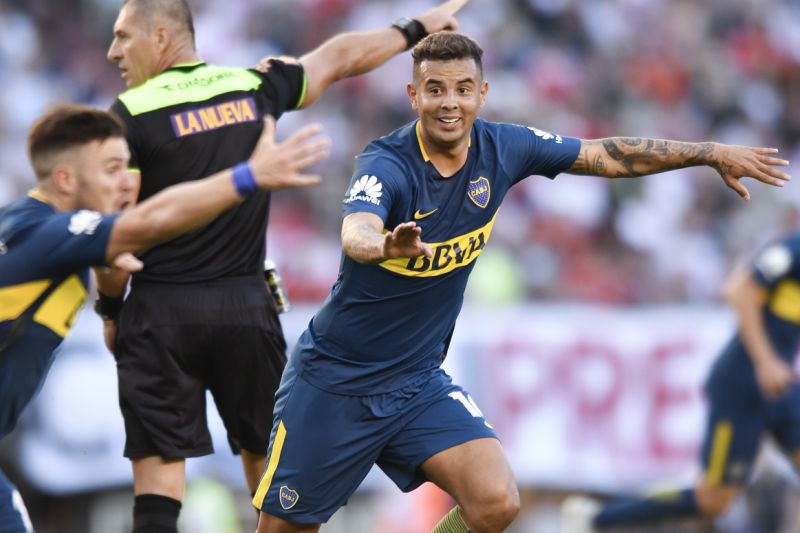 Edwin Cardona en un juego con Boca Juniors