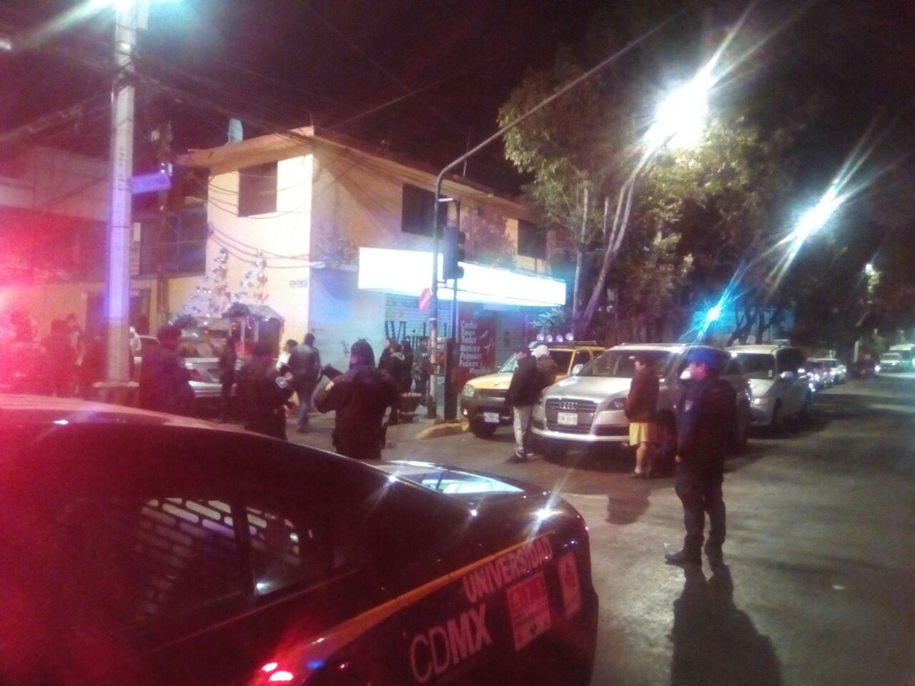  Los familiares de las víctimas, al percatarse de lo ocurrido, llamaron a la policía así como a un ambulancia para atender a los lesionados.
