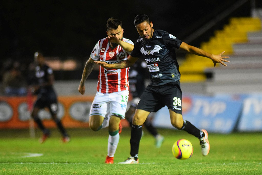 Luis Gallegos y Mauricio Castañeda en disputa por el balón 
