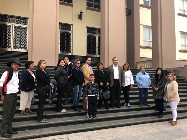 Manifestantes en la marcha del silencio a las afueras del Palacio de Gobierno de Tamaulipas. 