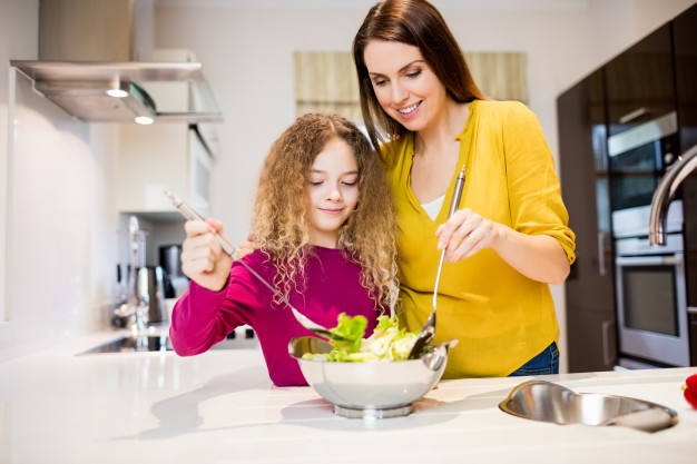 Mantén una dieta saludable e incluye verduras y frutas frescas en tu alimentación. 