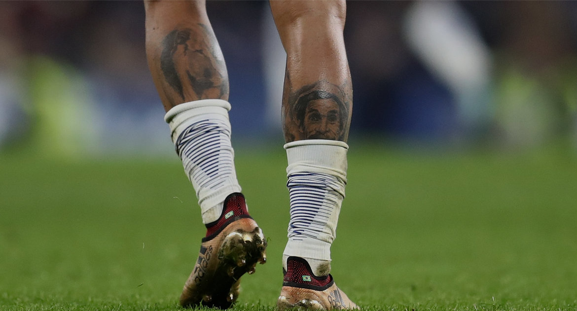 Newcastle presume a su fichaje Robert Kenedy con un tatuaje de 'Don Ramón'