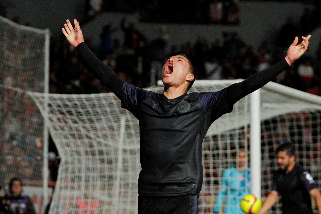 Ronaldo Cisneros en festejo de gol 