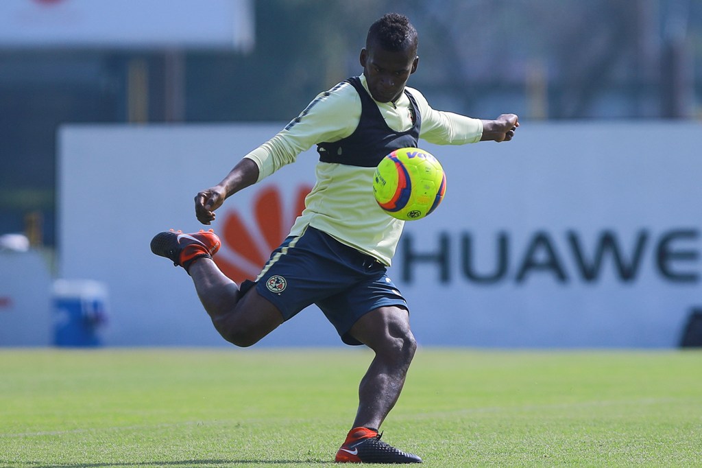 Darwin Quintero en un entrenamiento con América
