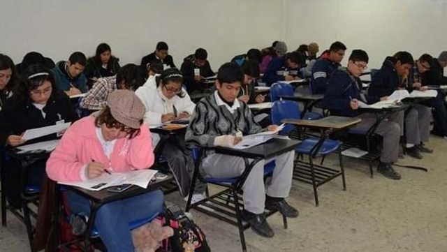 Estudiantes participaron en olimpiada de química. 