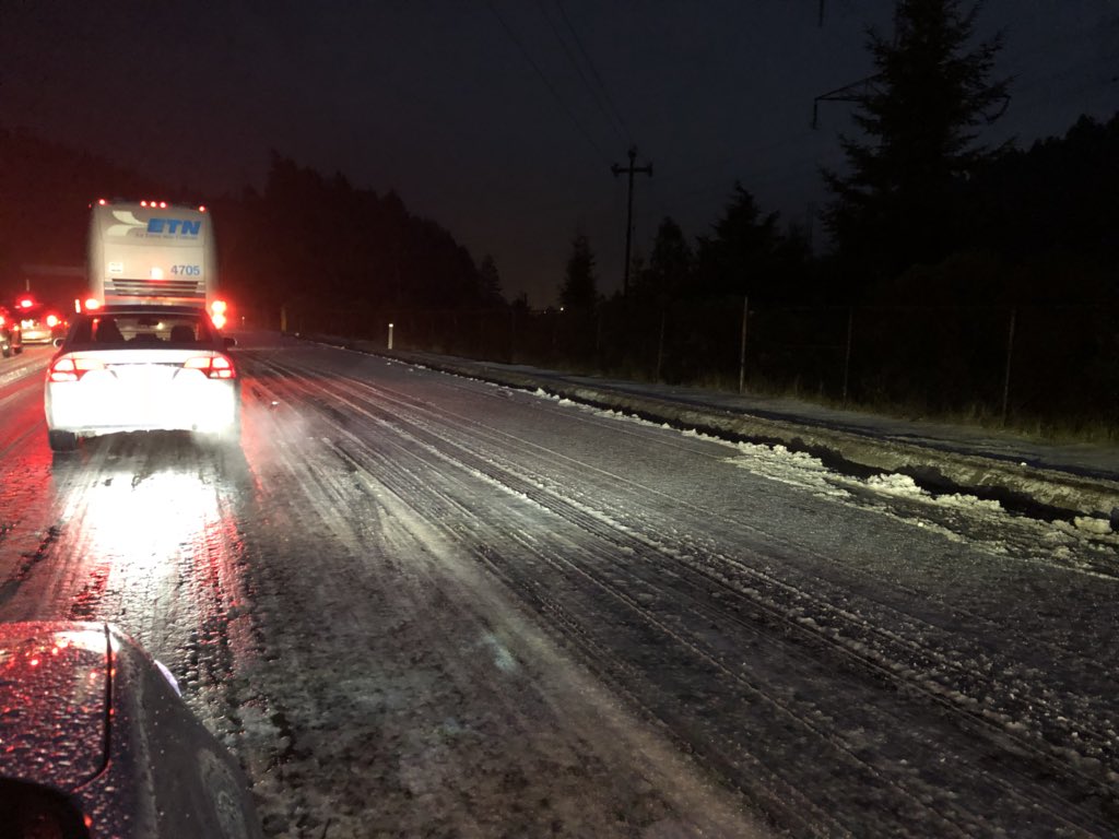 El granizo provocó que el tránsito esté detenido en la carretera México-Toluca.