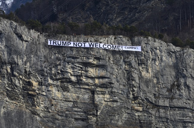 La pancarta de 60 metros se encuentra a 57 kilómetros de Davos.