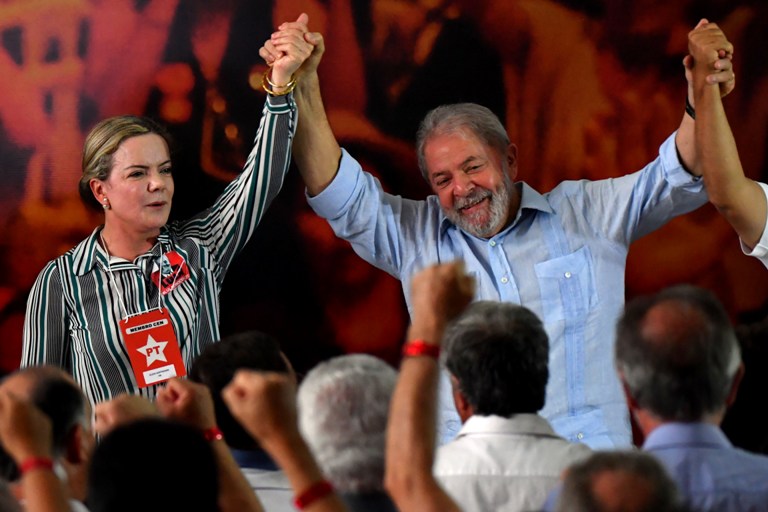 Lula da Silva, junto a la presidenta del PT, la senadora Gleisi Hoffmann.