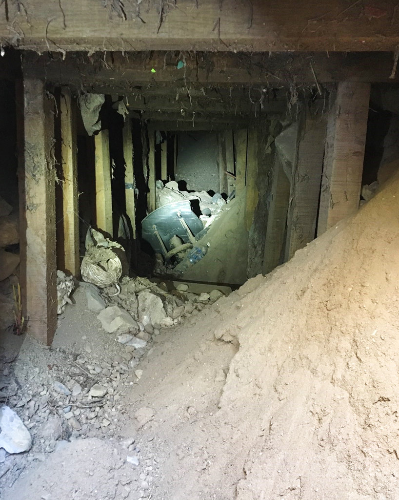 Especialistas en espacios confinados pertenecientes a la Patrulla Fronteriza examinan la zona para determinar la longitud del túnel, que tiene refuerz