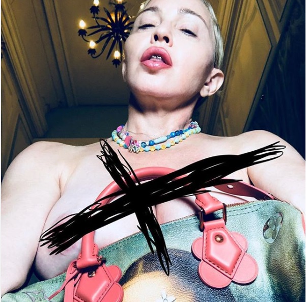 Madonna enseña sus pechos en Instagram.