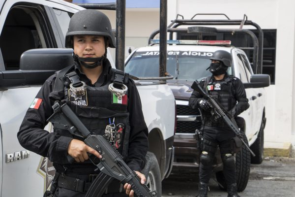 Seguridad Pública informó que los delincuentes llegaron sobre lanchas, portando pistolas y cuchillos. 