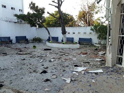 Al menos 20 policías resultaron lesionados.