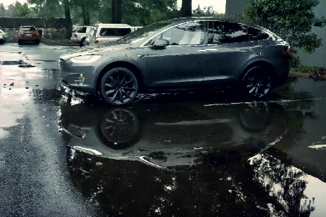A este conductor de Tesla, la función para invocar a su auto le fue muy útil un día lluvioso.