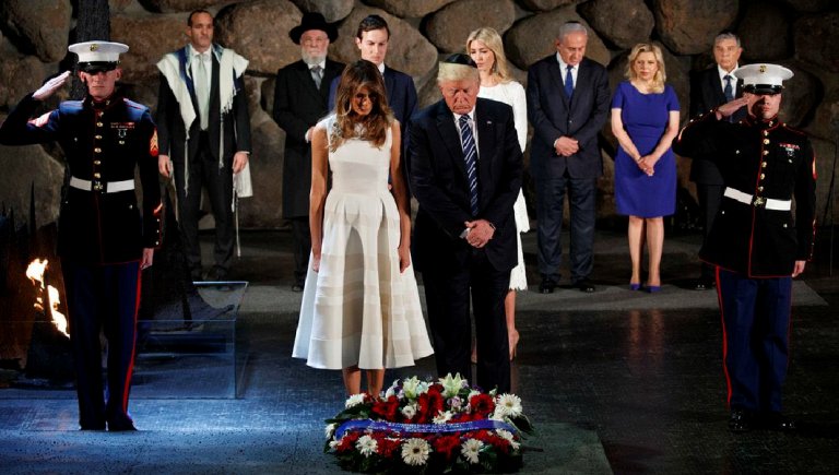 El presidente de EU y su esposa Melania ofrecieron sus respetos a las víctimas del Holocausto.