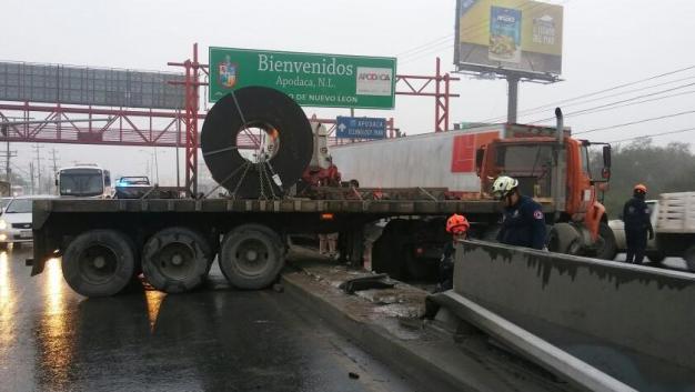 Sólo un carril de ambas vialidades permanecía abierto.