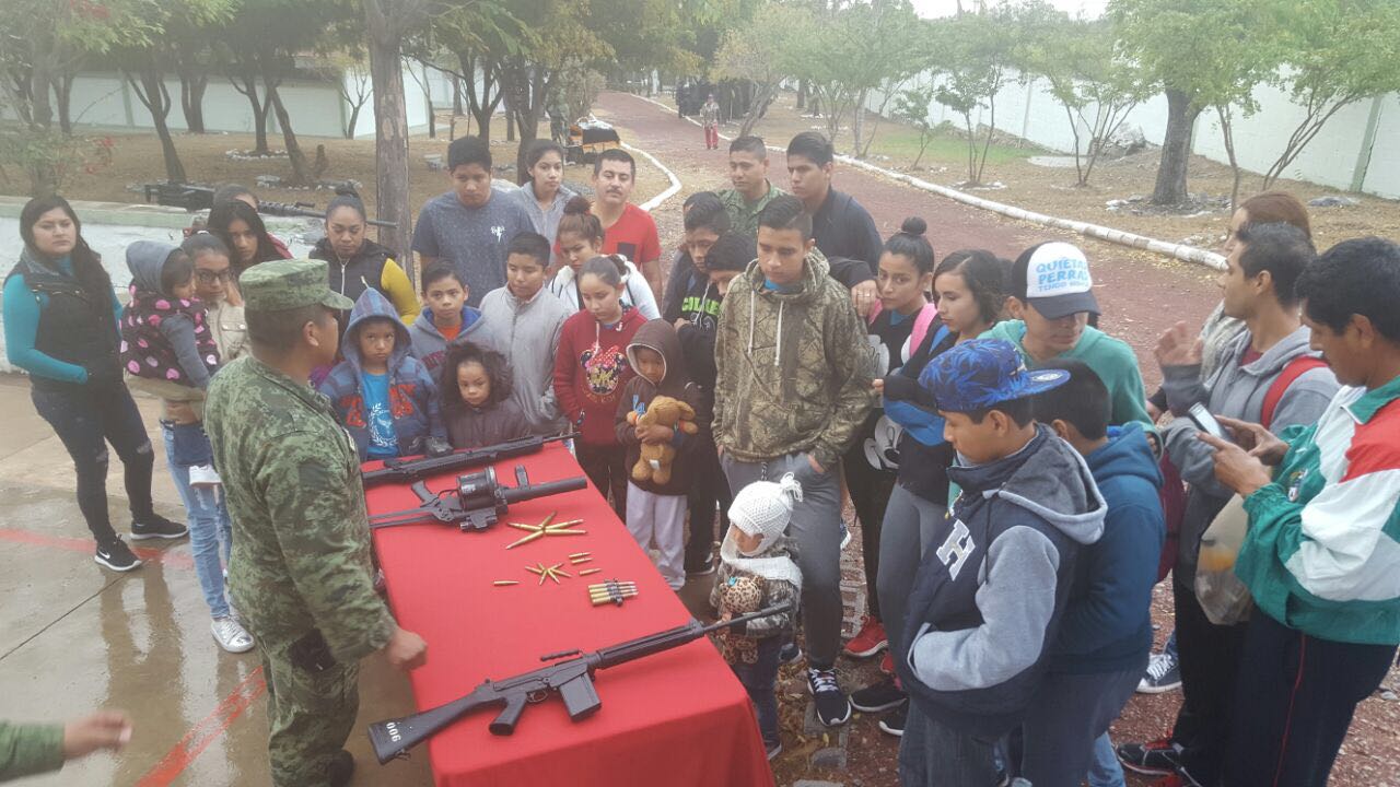 Convivencia entre militares y tamaulipecos, durante el programa Paseo Dominical. 