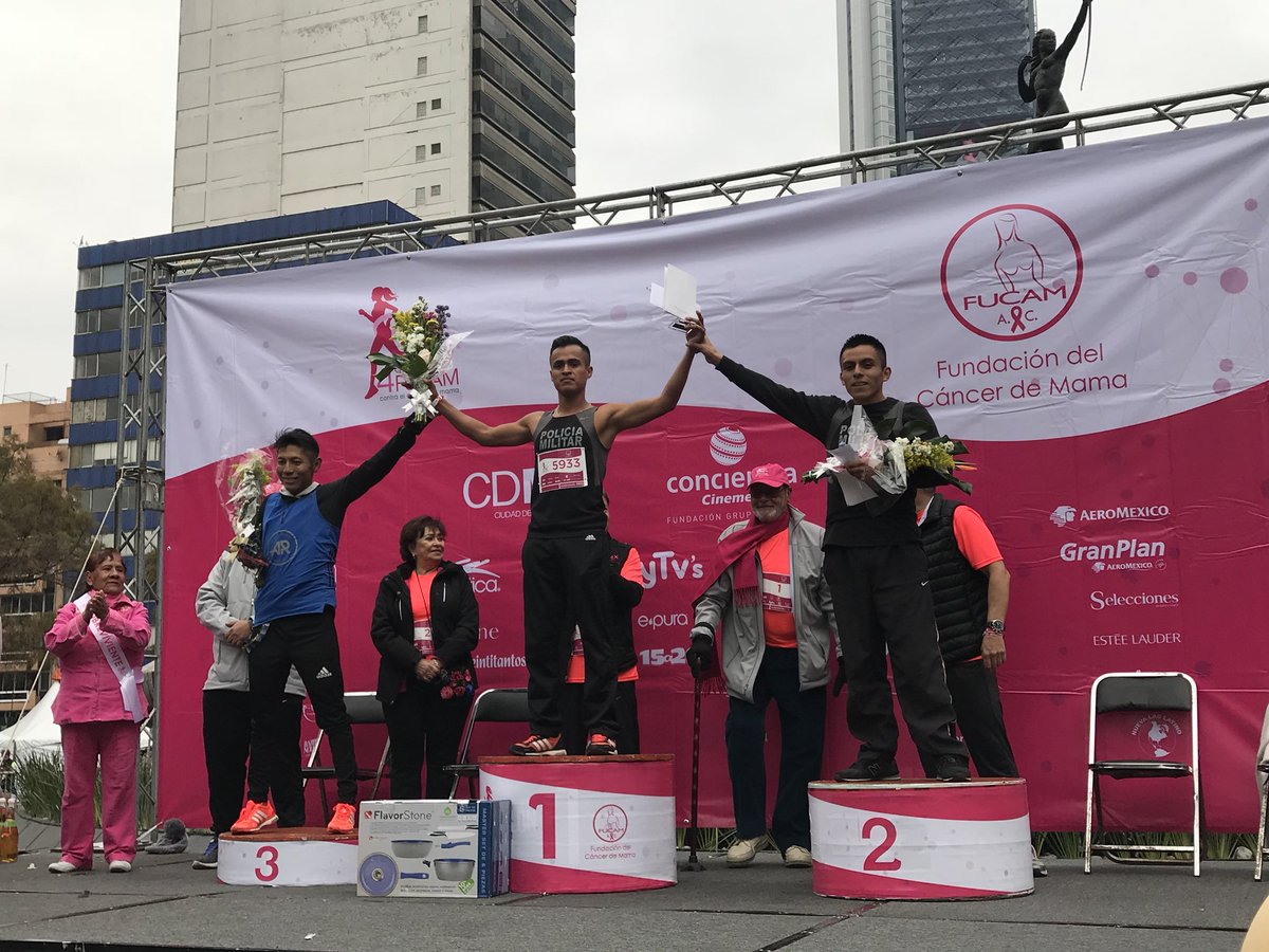 Algunos de los ganadores en la cuarta edición de la carrera FUCAM contra el cáncer de mama