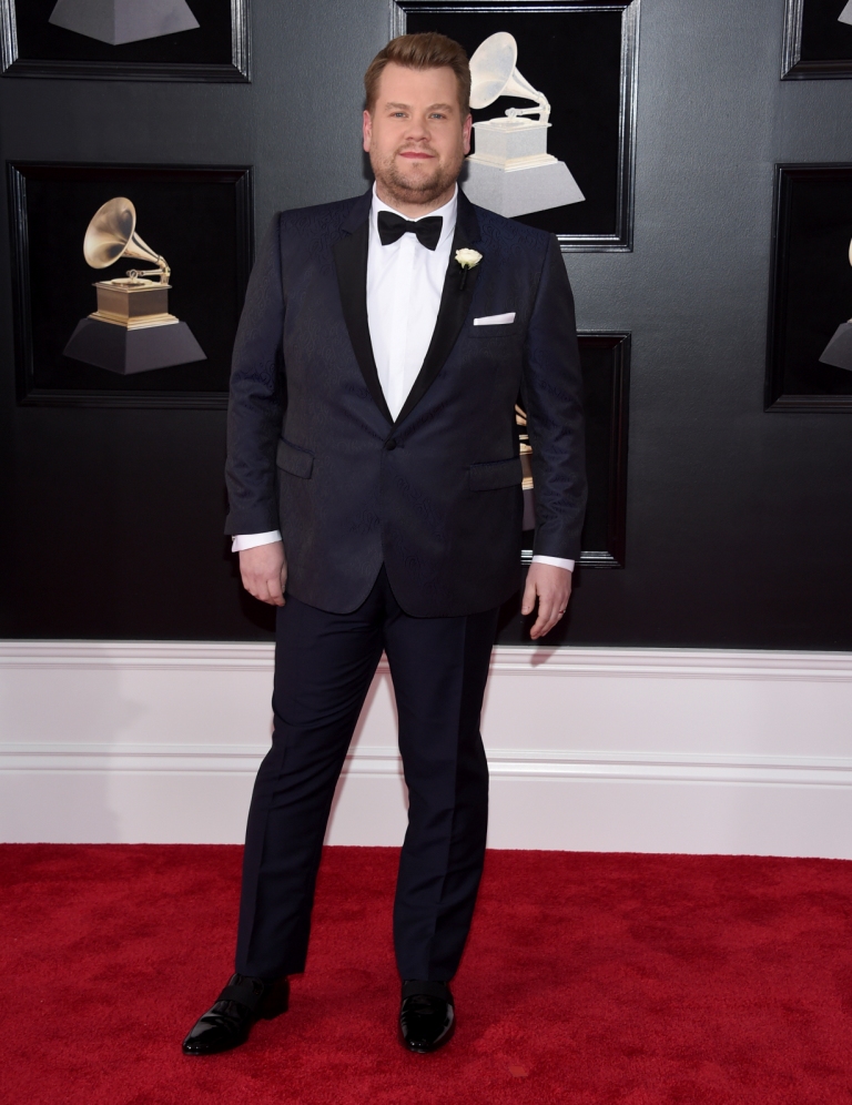 James Corden, presentador estadunidense, posa en la alfombra roja.
