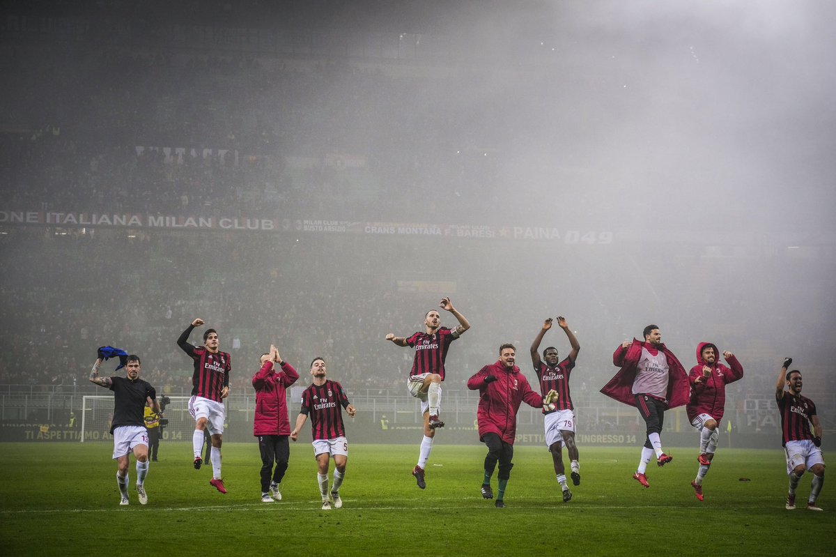 Jugadores del AC Milán festejando triunfo ante la Lazio