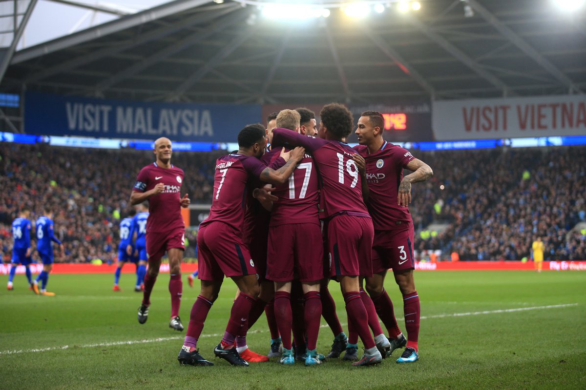 Jugadores del Manchester City festejando su pase a Octavos de Final en la FA Cup