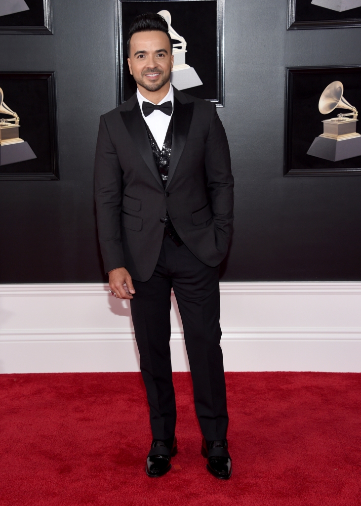 Luis Fonsi, quien compite en tres categorías, hace su aparición en la alfombra roja.